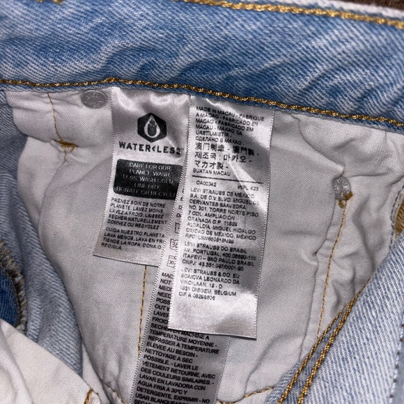 Levis 501 Shorts Womens 29 Light Wash Distressed Denim High Rise Button Fly NWT - Picture 5 of 7